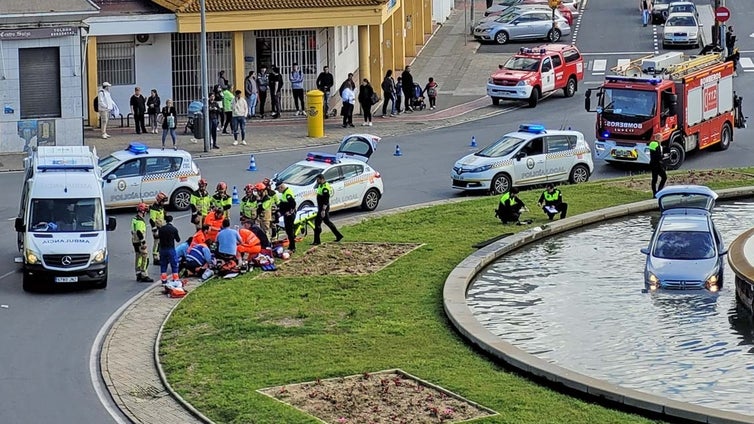 Un vehículo fuera de control acaba dentro de la fuente de los bomberos y su conductor hospitalizado