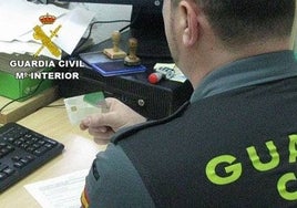 Un instalador de telefonía roba dinero y tarjetas bancarias en dos domicilios de Aracena mientras los propietarios trabajaban fuera