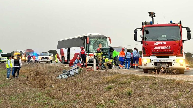 Seis personas heridas, dos de ellas graves, en el choque entre un autobús y una furgoneta en Almonte
