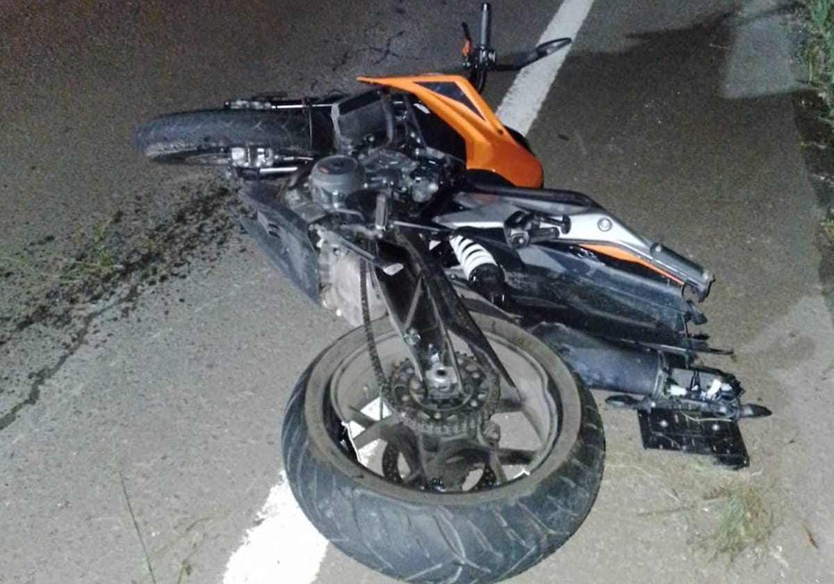 La moto volcada en la carretera tras el accidente de anoche en la A-494