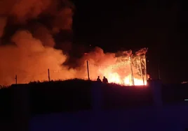 Un incendio arrasa 'El Tabla' de Punta Umbría