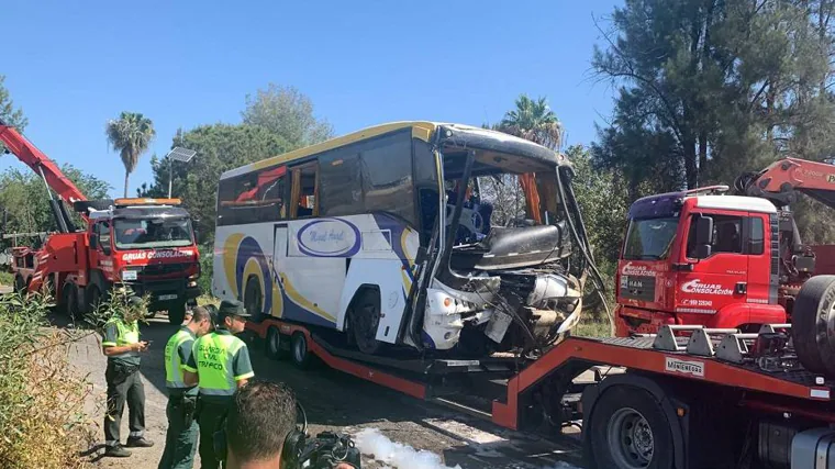 El autocar con temporeras marroquís accidentado en el tramo entre San Juan del Puerto y Almonte en la A-484