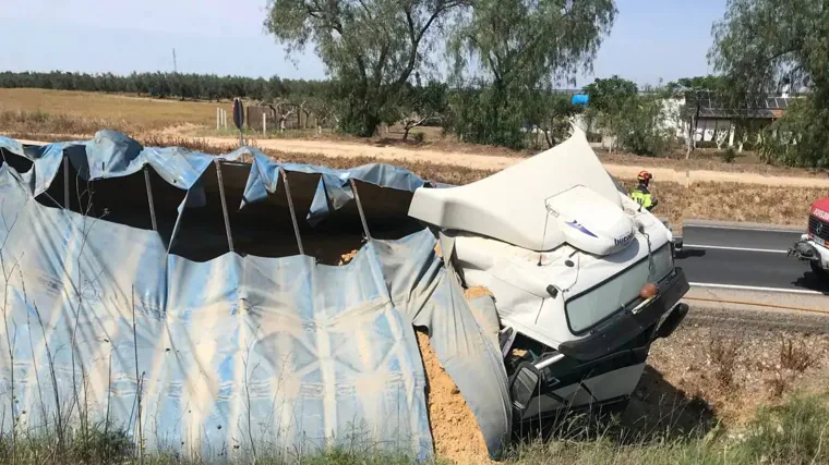 Un camión cargado de arena volcó en la A-484 entre Almonte y Bonares