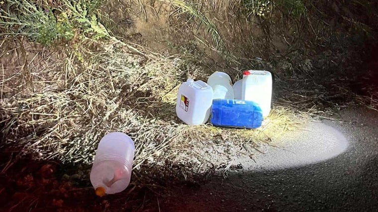 Los bidones donde los delincuentes pretendían llevarse el gasoil