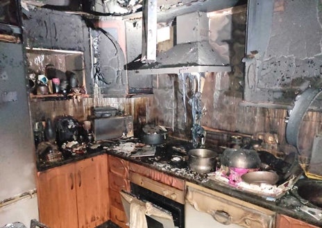Imagen secundaria 1 - La virulencia del fuego destruyó completamente la mayor parte de la vivienda