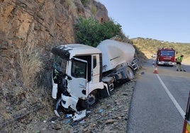 Herido el conductor de un camión tras salirse de la vía en Cumbres de Enmedio