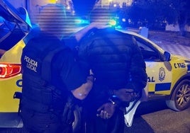 Detenido en Almonte por un delito de daños: iba vandalizando coches por la calle