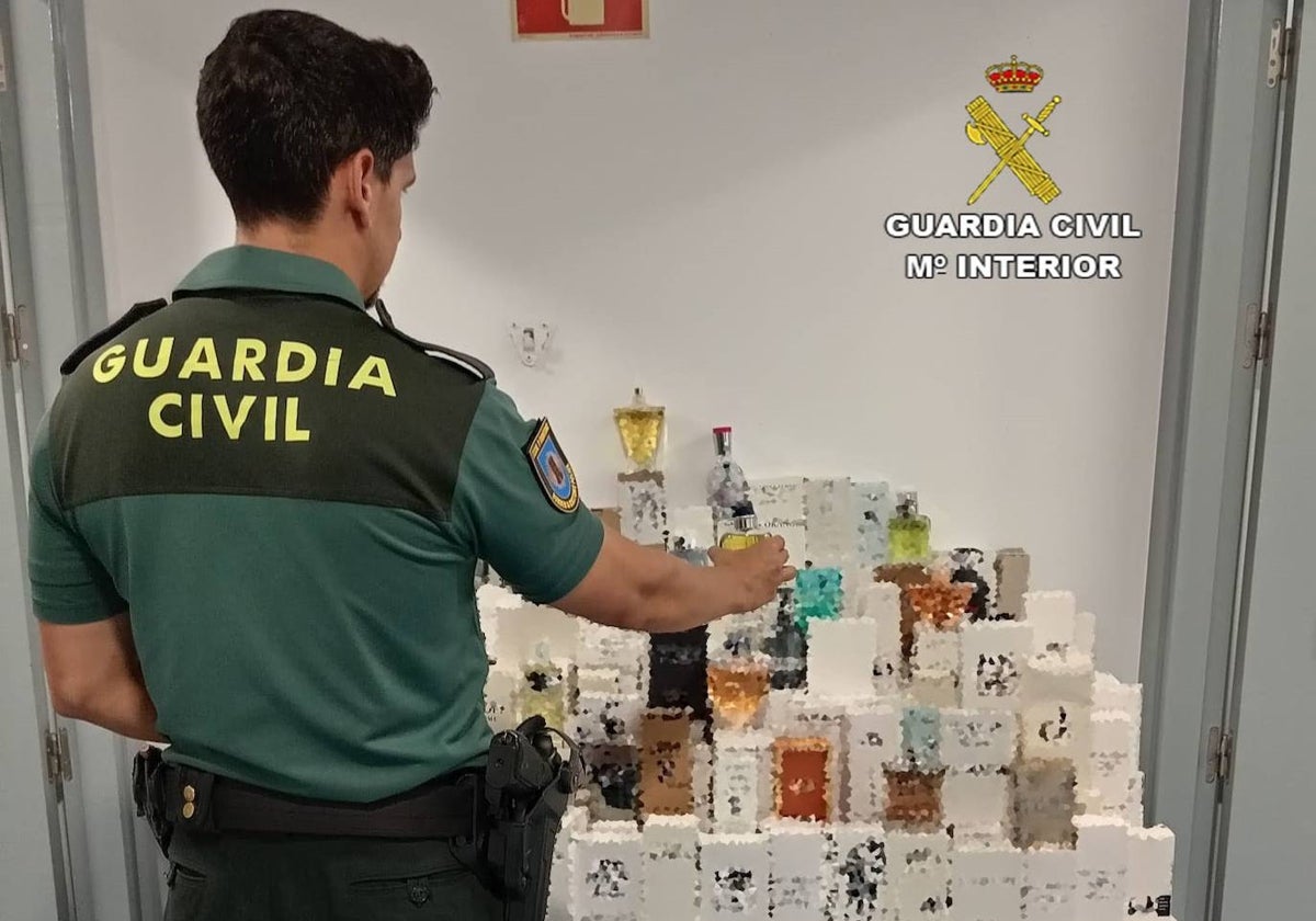 Agente de la Guardia Civil, con los perfumes incautados