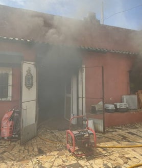 Imagen secundaria 2 - Momentos de la intervención de los efectivos de emergencia en el incendio declarado en una vivienda de Ayamonte