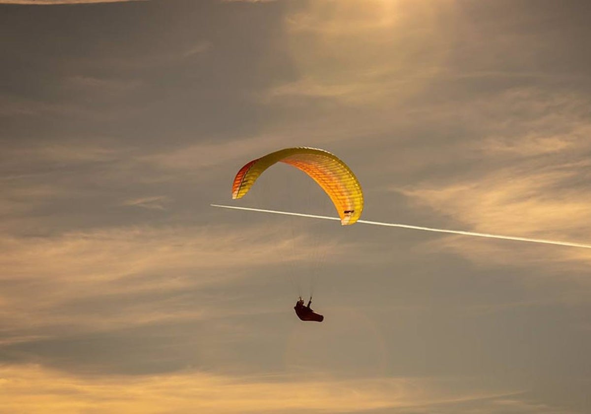 Deportista practicando parapente en una imagen de archivo