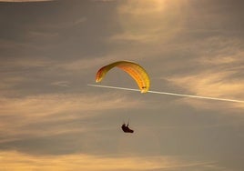 Herido un parapentista de 58 años tras sufrir una caída en la playa de Matalascañas