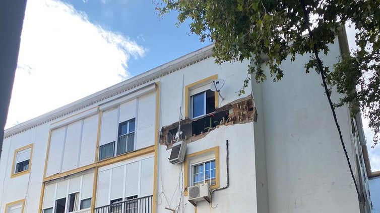 Gran susto al derrumbarse un tabique por una posible deflagración en un piso de la calle Bartolomé García