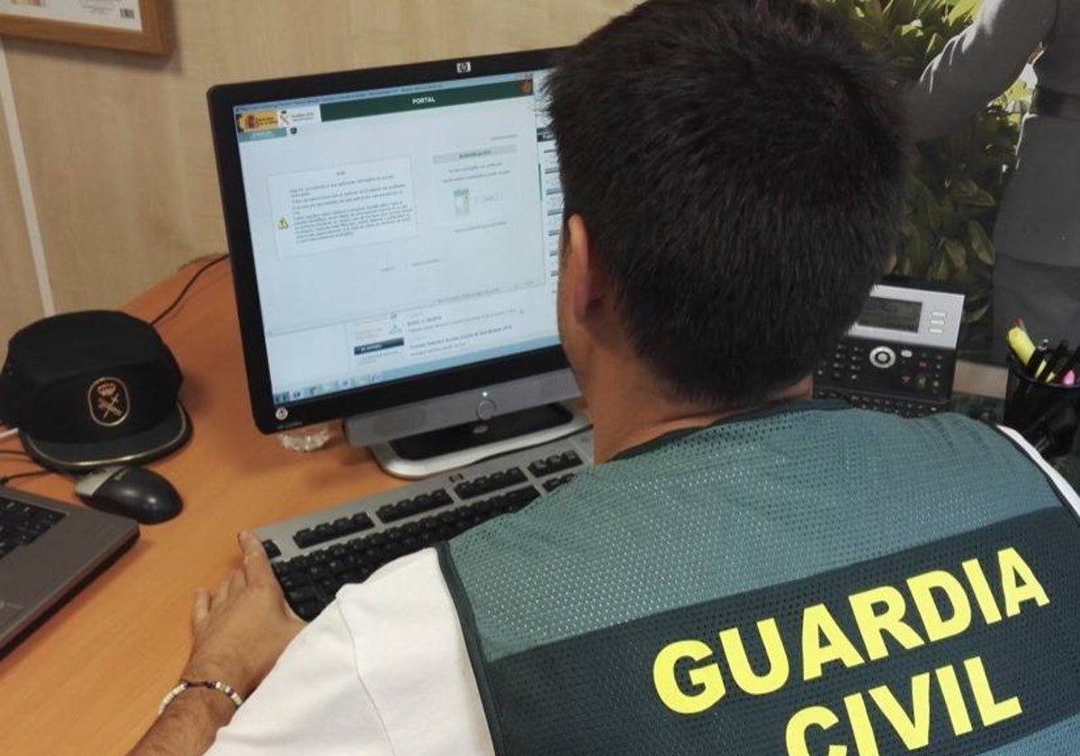 La Guardia Civil ha detenido a dos personas e investiga a otras dos por el delito en la empresa de Valverde