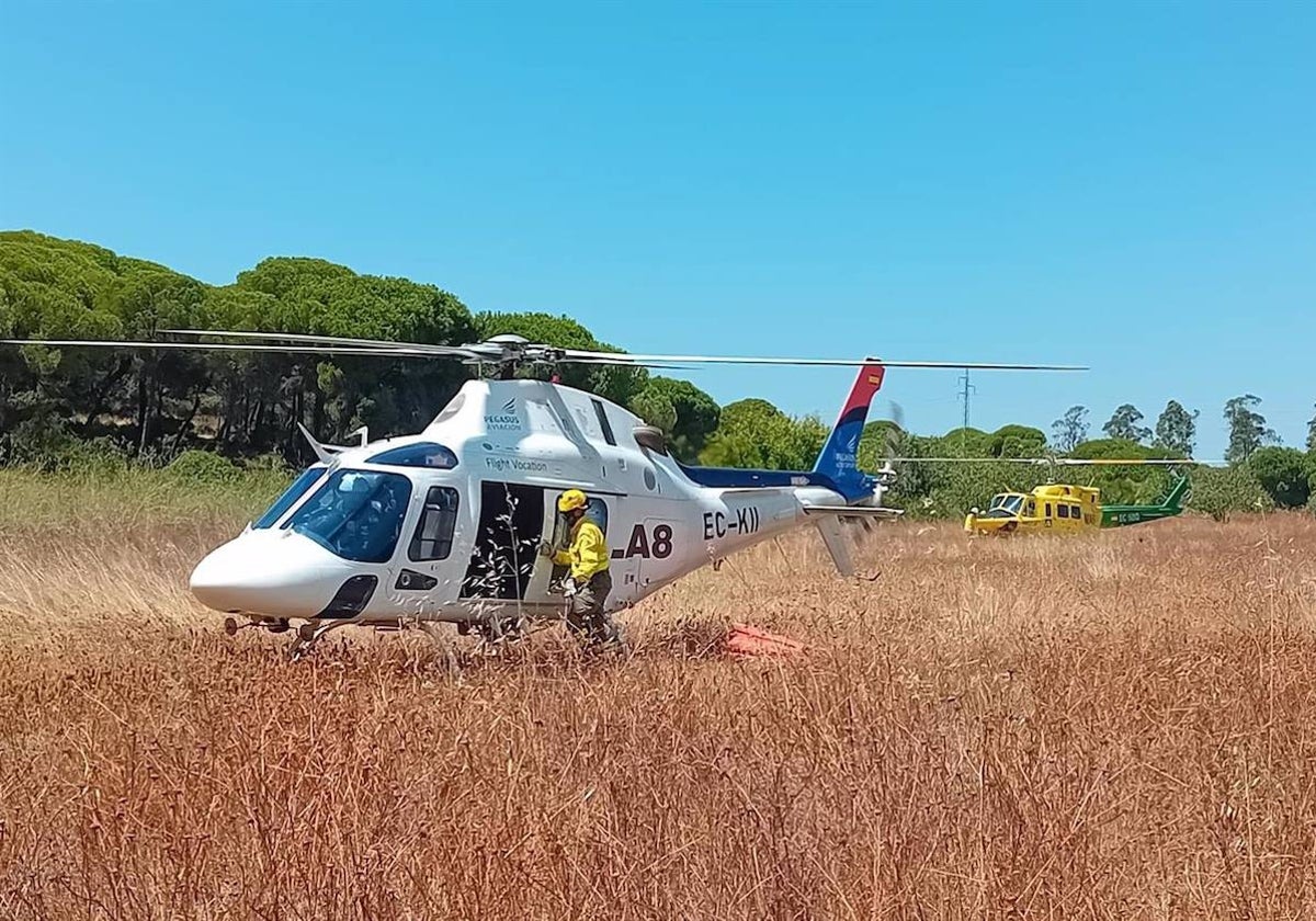 Uno de los medios aéreos que ha participado en el incendio en un paraje de Cartaya