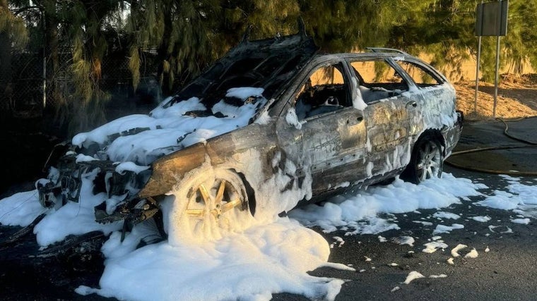 El vehículo incendiado en la carretera A-483 en el término municipal de Almonte