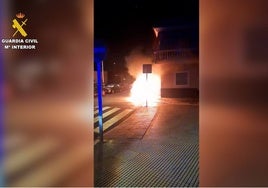 El incendio de un coche en Punta Umbría provoca el desalojo de seis personas de un edificio