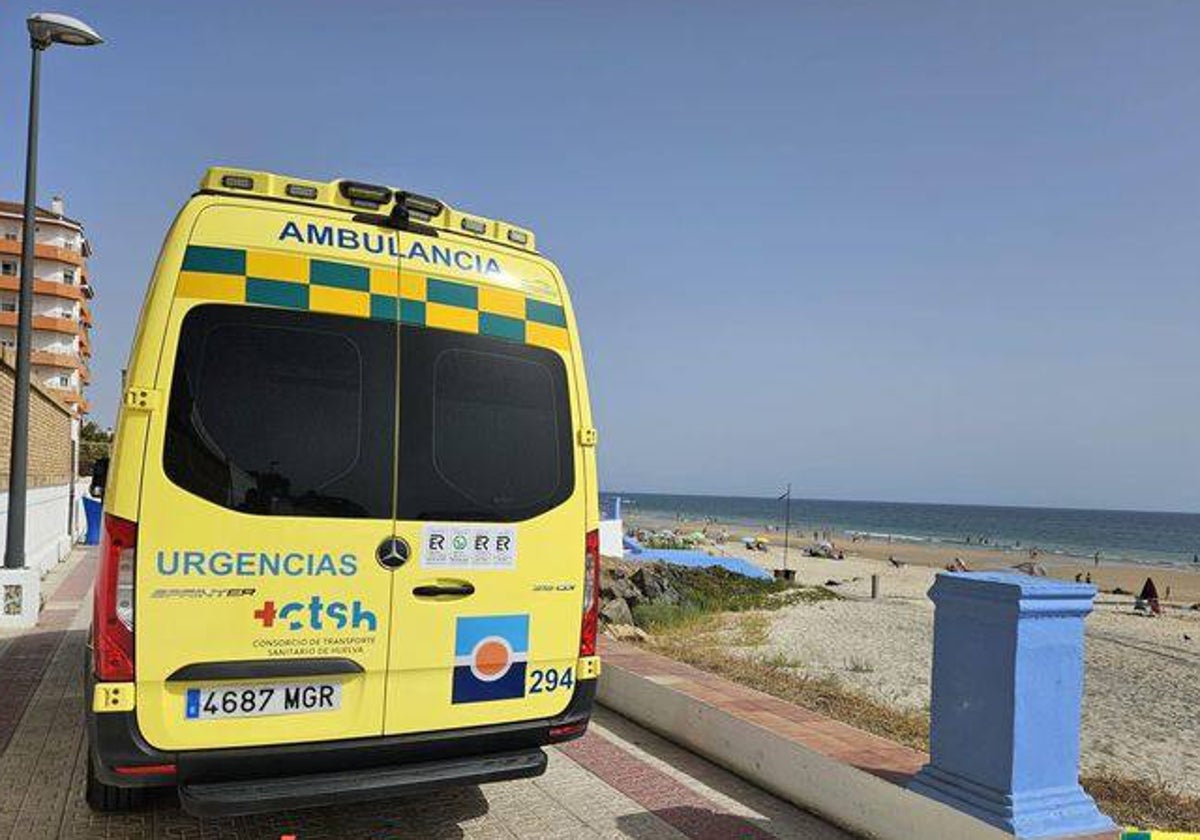 Los sanitarios a su llegada el pasado viernes a la playa de Matalascañas