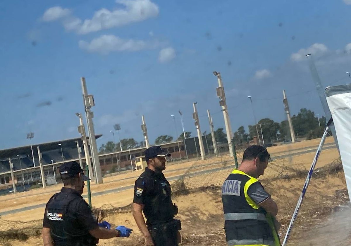 Agentes de la Policía Local de Huelva y de la Científica en el lugar donde se encontró el cuerpo sin vida
