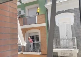 Rescatan a un niño de corta edad que estuvo a punto de caer al vacío en un edificio del centro de Huelva