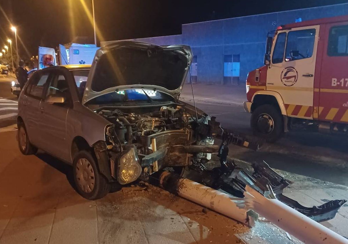 Estado en el que quedó el vehículo tras chocar contra la farola en Punta Umbría