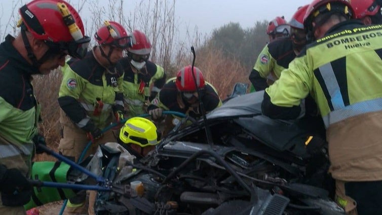 Un muerto y dos heridos en una colisión entre tres vehículos en Lucena del Puerto