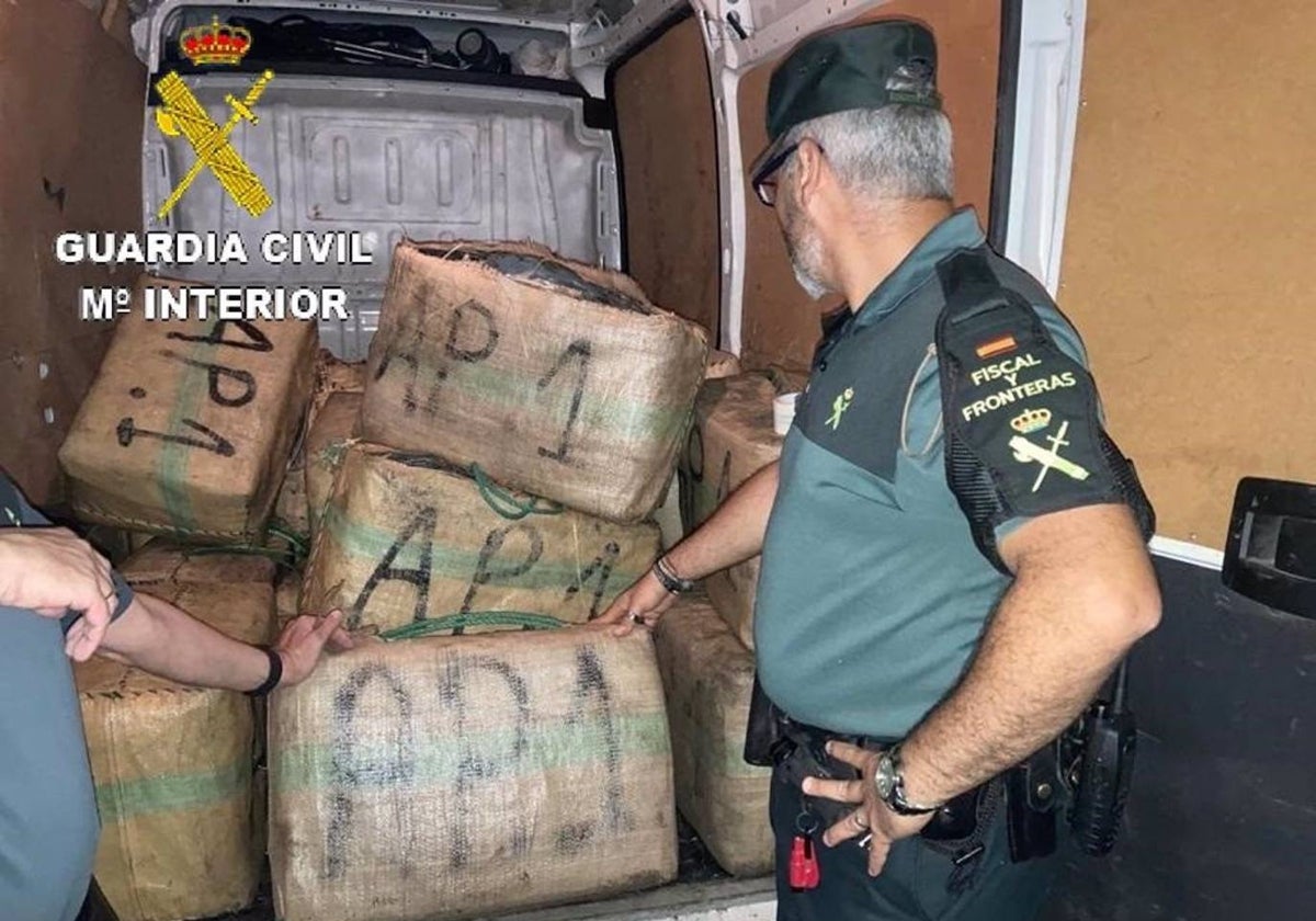 Imagen de archivo de fardos de droga intervenidos por la Guardia Civil