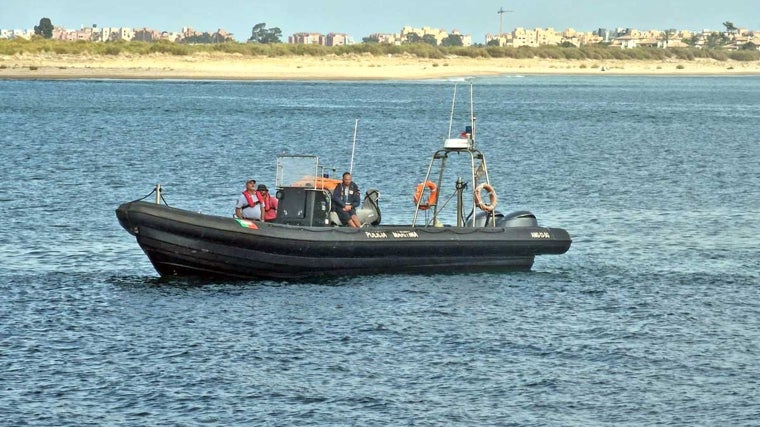 Labores de rastreo con la orilla ayamontina de fondo