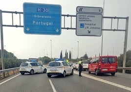 El vuelco de un camión provoca un herido leve y el corte de la H-30 frente a la barriada de La Orden