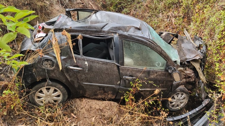 El vehículo se salió de la vía en la carretera N-433 y acabó destrozado en un barranco