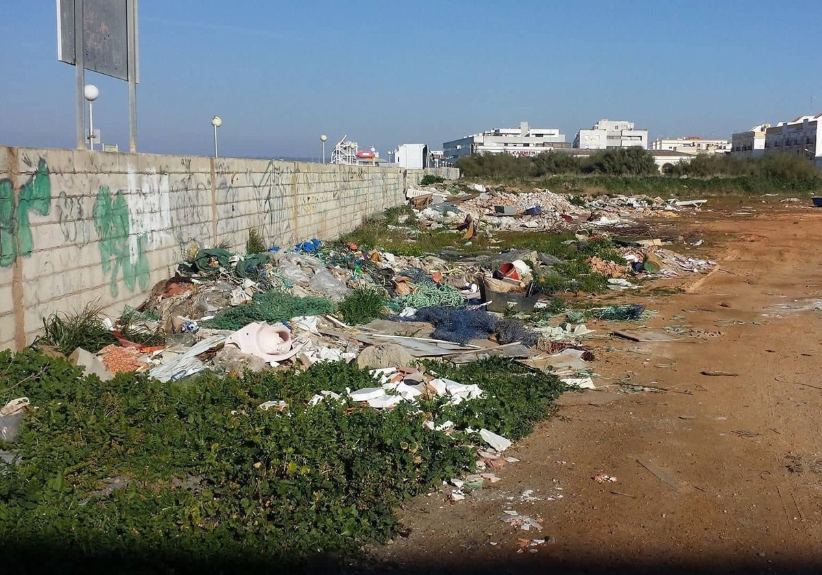 El descampado conocido como «Las Anclas» donde los dos varones tiraron los escombros