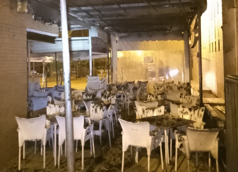 Varias mesas y sillas del restaurante de Almonte quedaron calcinadas en el incendio