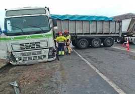 Varios heridos tras salirse un camión de la vía en la carretera Huelva-Mazagón