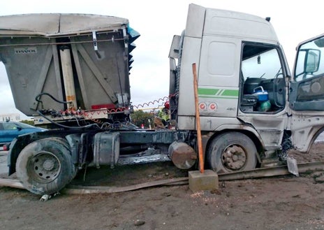 Imagen secundaria 1 - Arriba, panorámica de la zona donde se produjo el siniestro y sobre estas líneas, el camión accidentado y otra imagen del lugar de los hechos