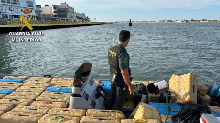 Un agente de la Guardia Civil con una lancha cargada de hachís en Ayamonte