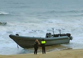 Aparece una narcolancha varada en la playa de Mazagón sin rastro de sus ocupantes