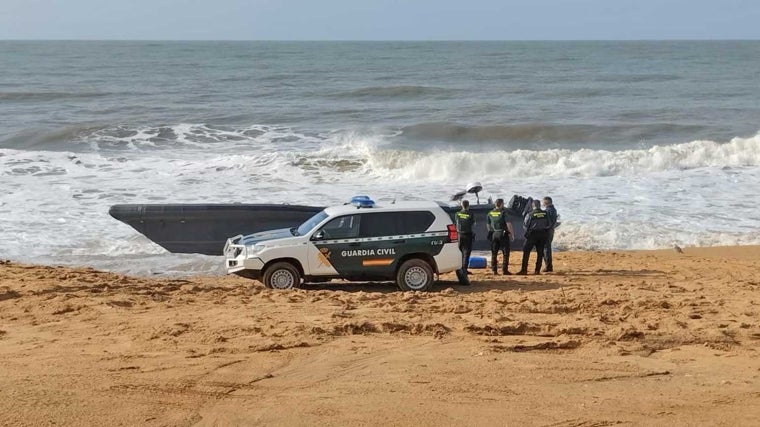 La Guardia Civil junto a la embarcación