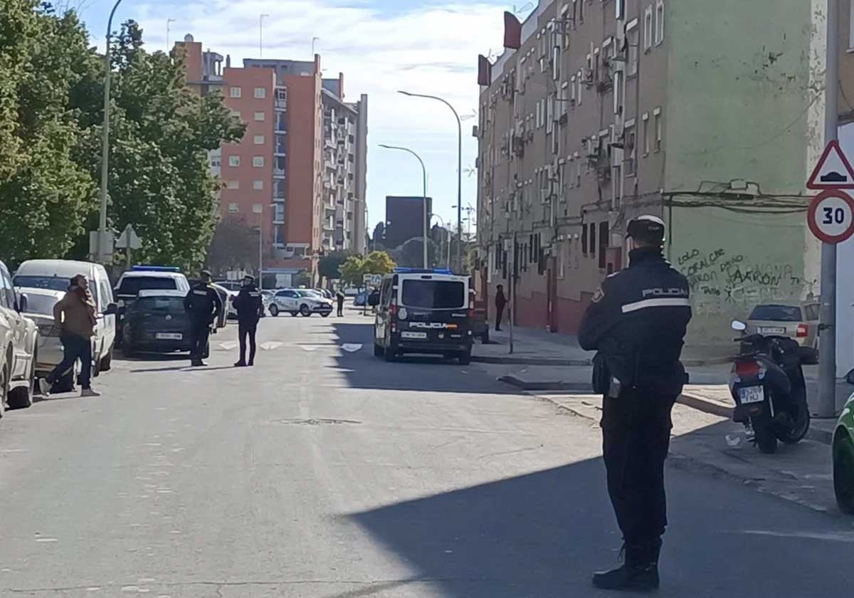 Agentes de Policía en la barriada de El Torrejón