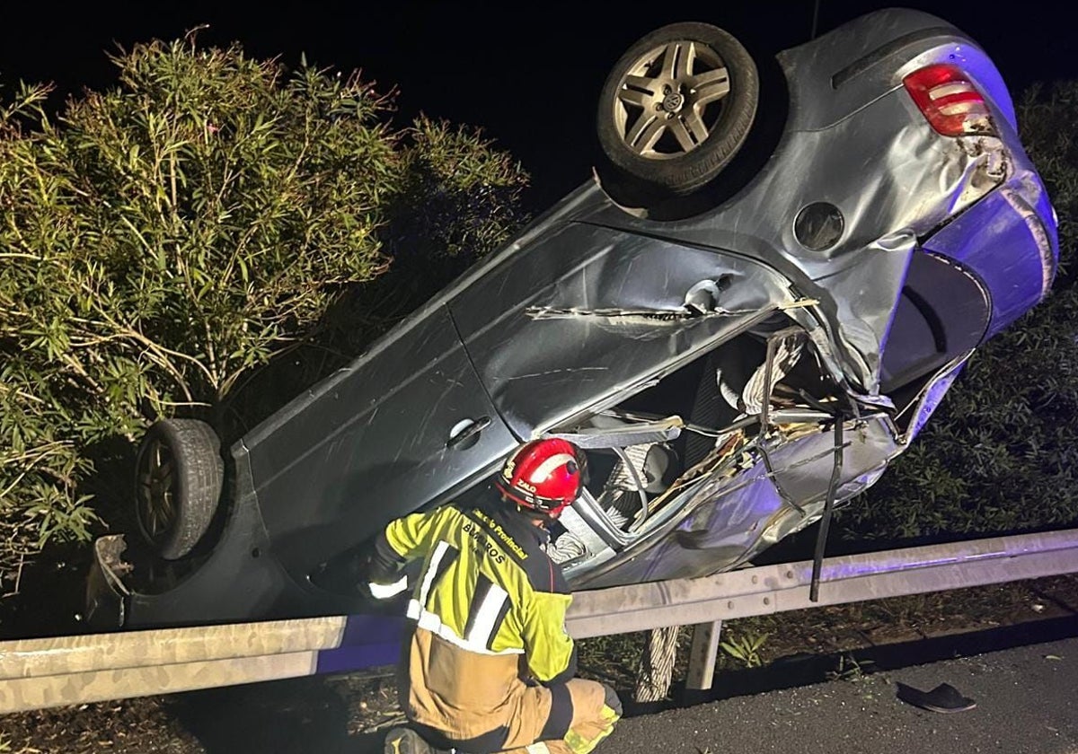 Estado en el que quedó el vehículo tras volcar en la A-49 a la altura de San Juan del Puerto