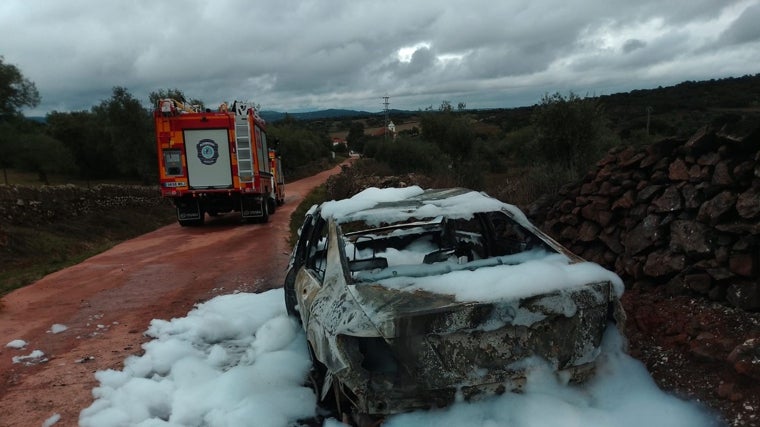 Los bomberos han extinguido el incendio de un vehículo este viernes en Cumbres de Enmedio