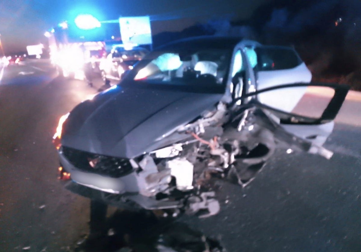 Así quedó el coche tras chocar con la grúa pesada en la A-49