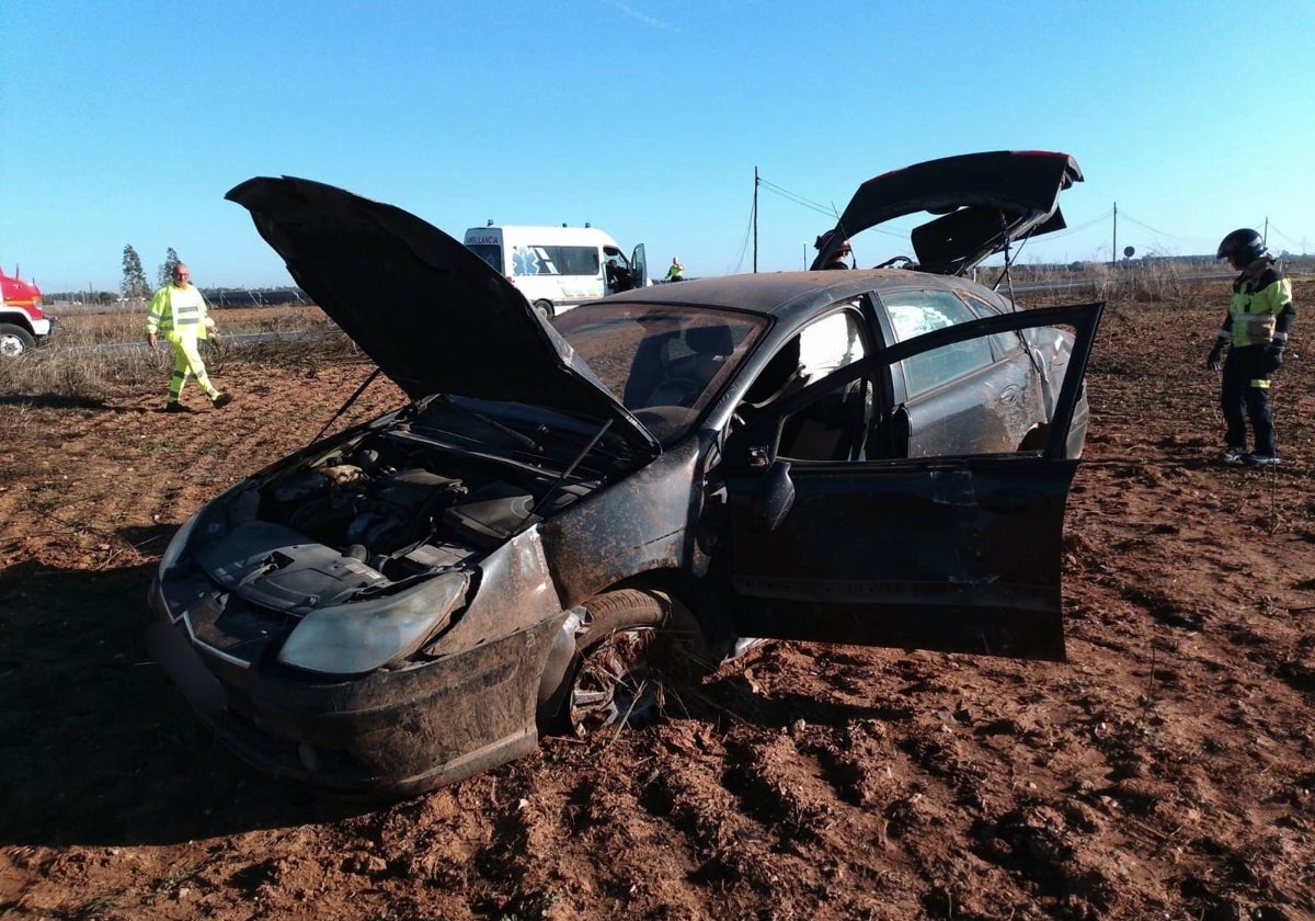 Coche accidentado tras salirse de la carretera A-472