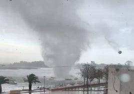 Un tornado en Isla Cristina: el temporal toca de lleno la costa de Huelva