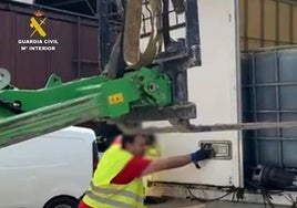 Sustraen más de 10.000 kilos de aceite de oliva en Zalamea la Real con un camión robado en Sevilla