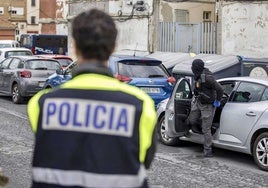 La Policía investiga la conexión entre el incendio en la plaza del Pensamiento y el resto de sucesos en El Torrejón