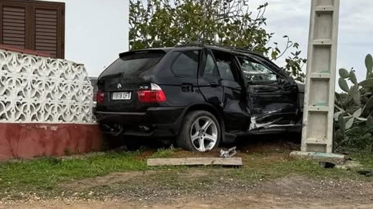 El vehículo todoterreno que se dio a la fuga ha aparecido de esta manera horas después del accidente