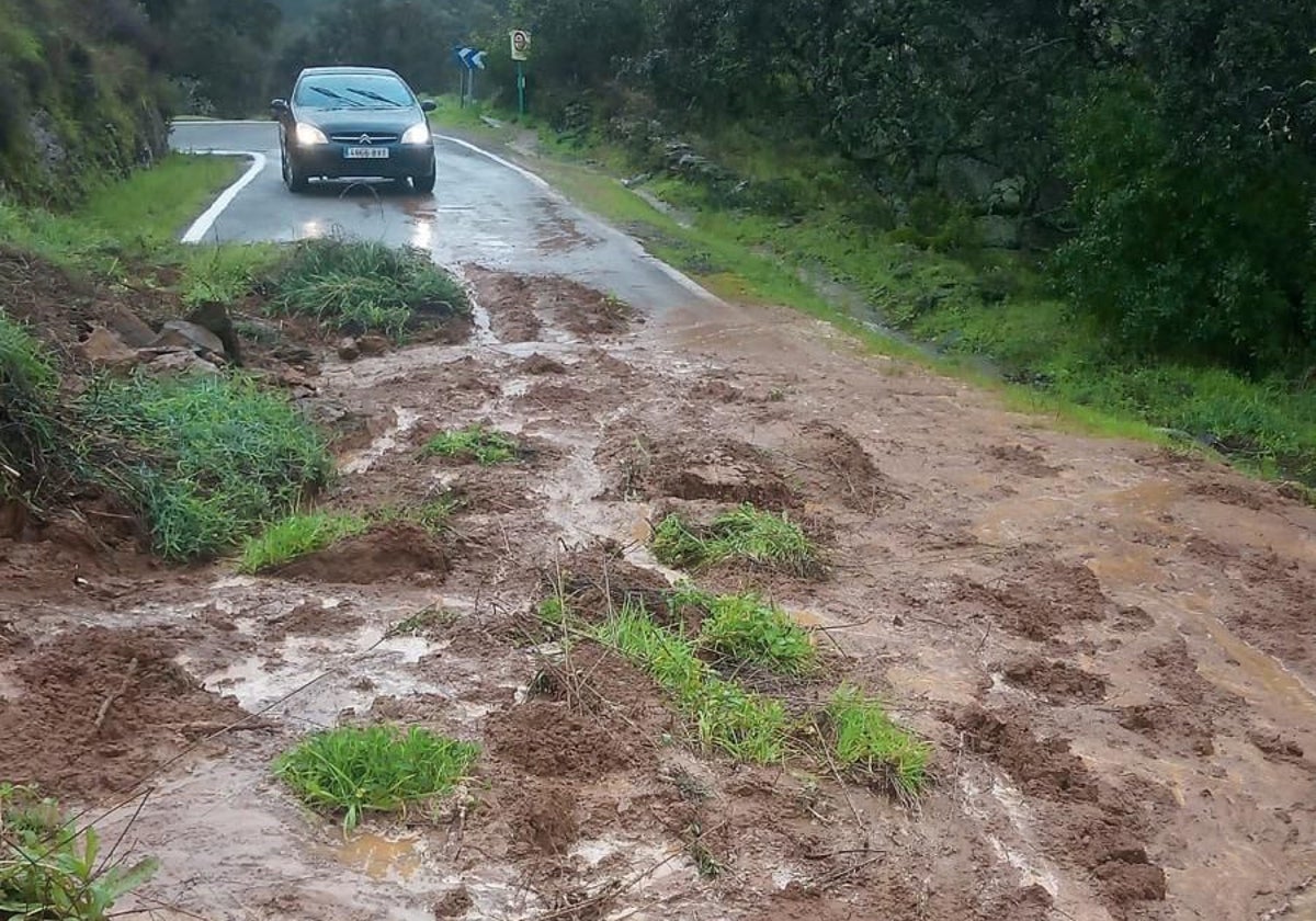 Carretera cortada por desprendimiento de tierra de un talud en la calzada