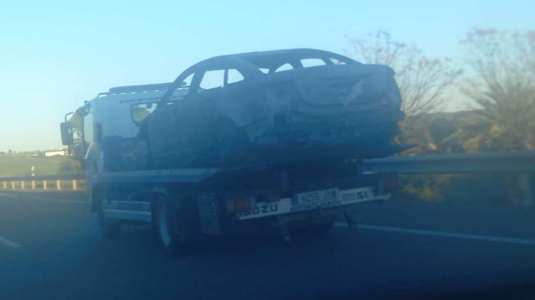 Retirada del coche completamente calcinado