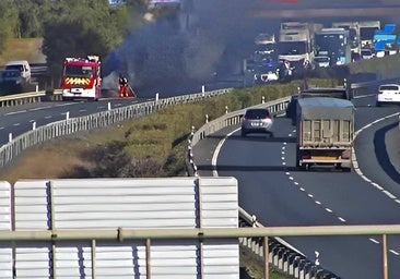 Monumental atasco en la A-49 tras el incendio de un vehículo a la altura de Chucena