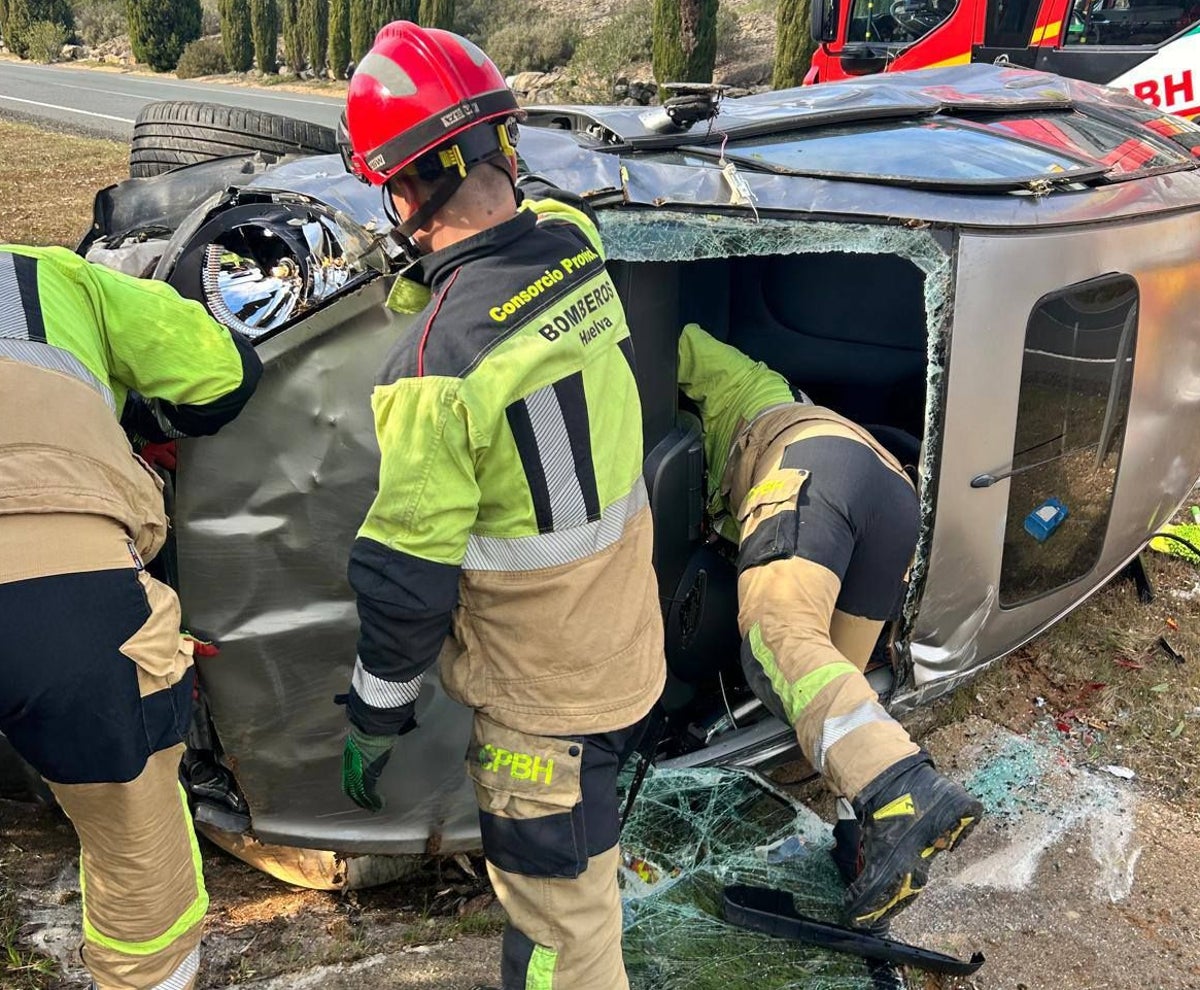 Los bomberos con el vehículo accidentado