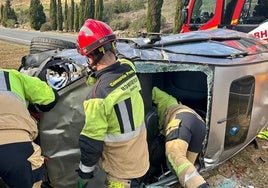 Una niña y cuatro adultos heridos al salirse con su coche de la carretera en Gibraleón